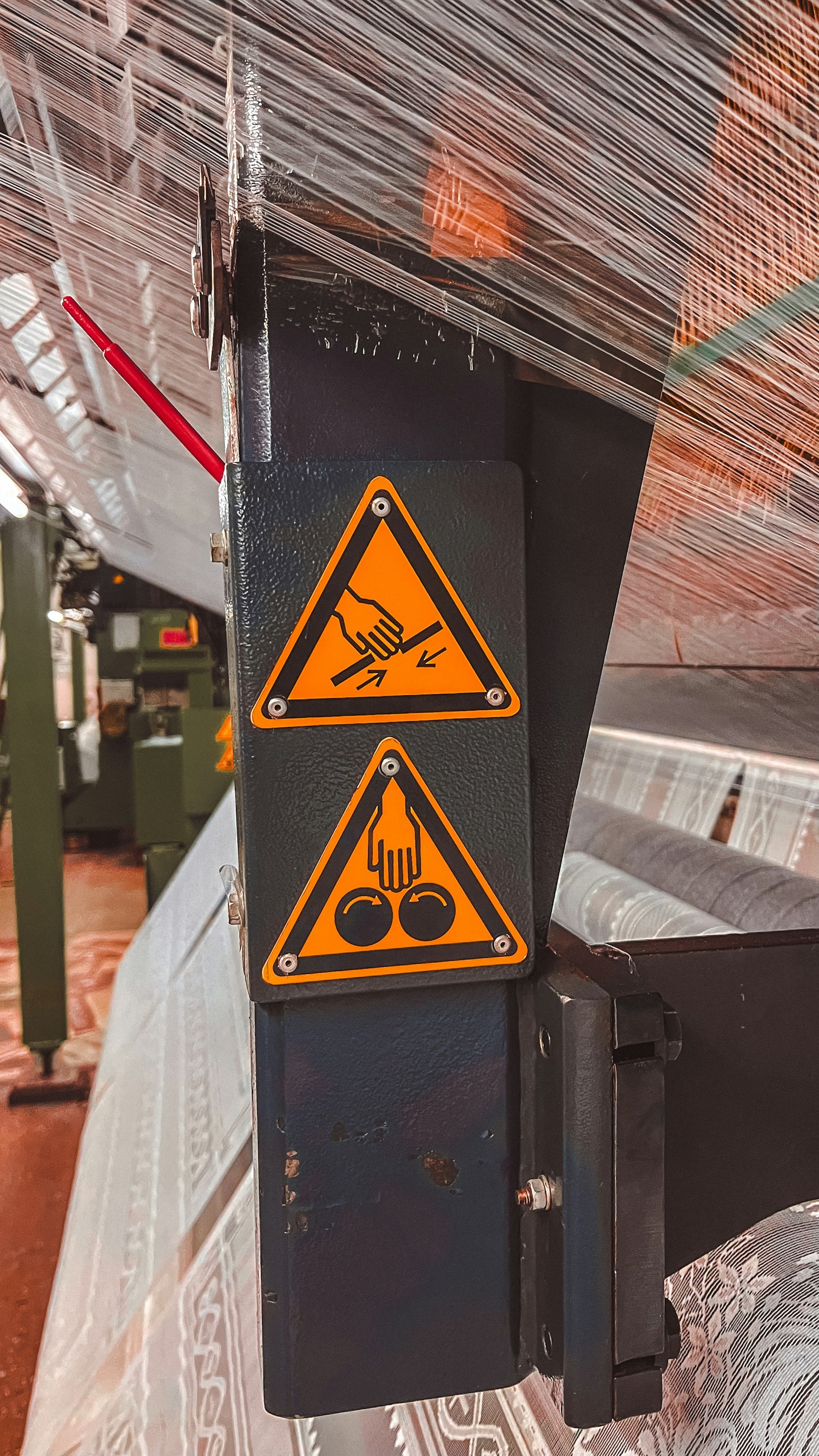 Safety markings on the frame of a working loom